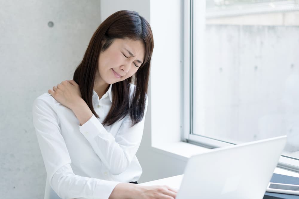 寝違えの女性