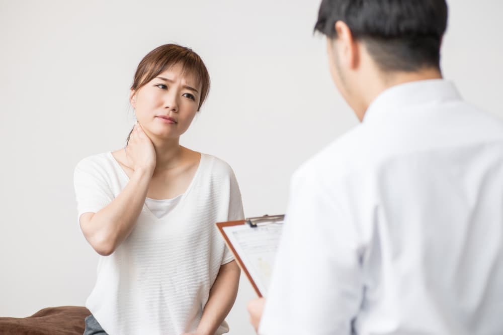 寝違えの女性