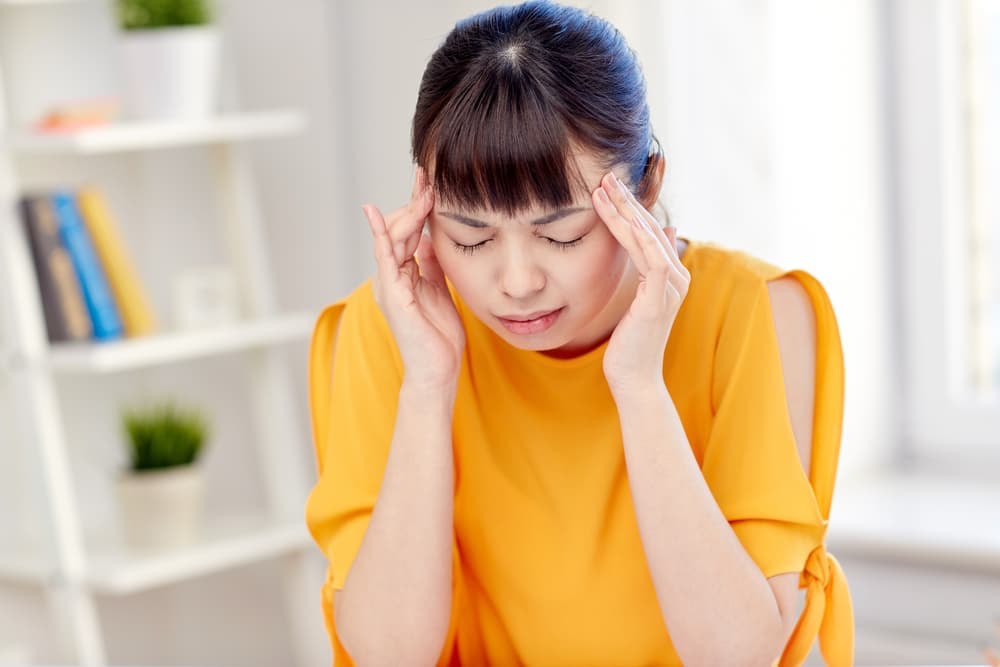 悩む女性
